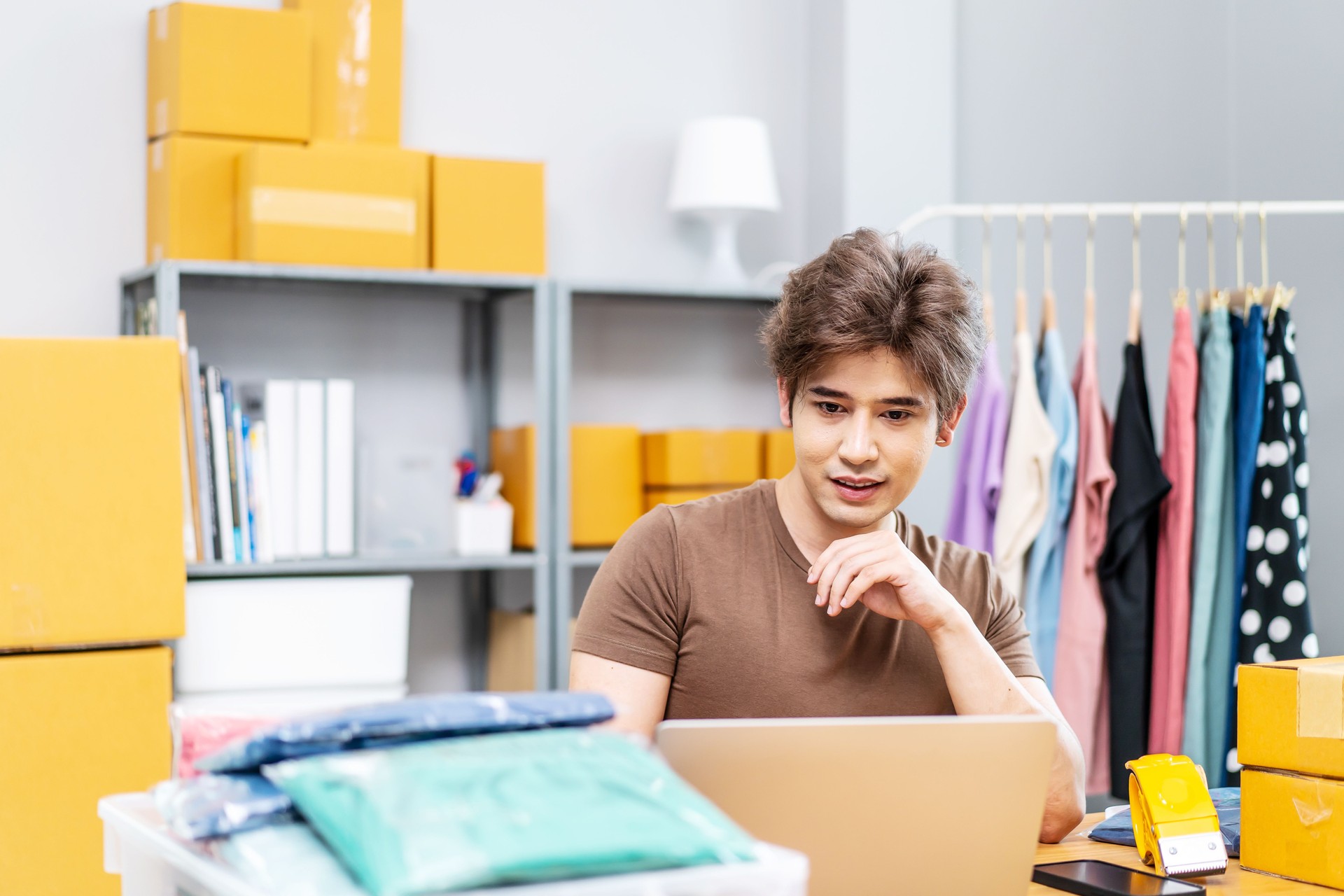 Empresarios Pequeñas empresas PYME independientes que trabajan en la oficina en casa utilizando computadoras portátiles para cheques comerciales, marketing en línea, cajas de embalaje, vendedores de PYME, concepto, equipo de comercio electrónico, venta