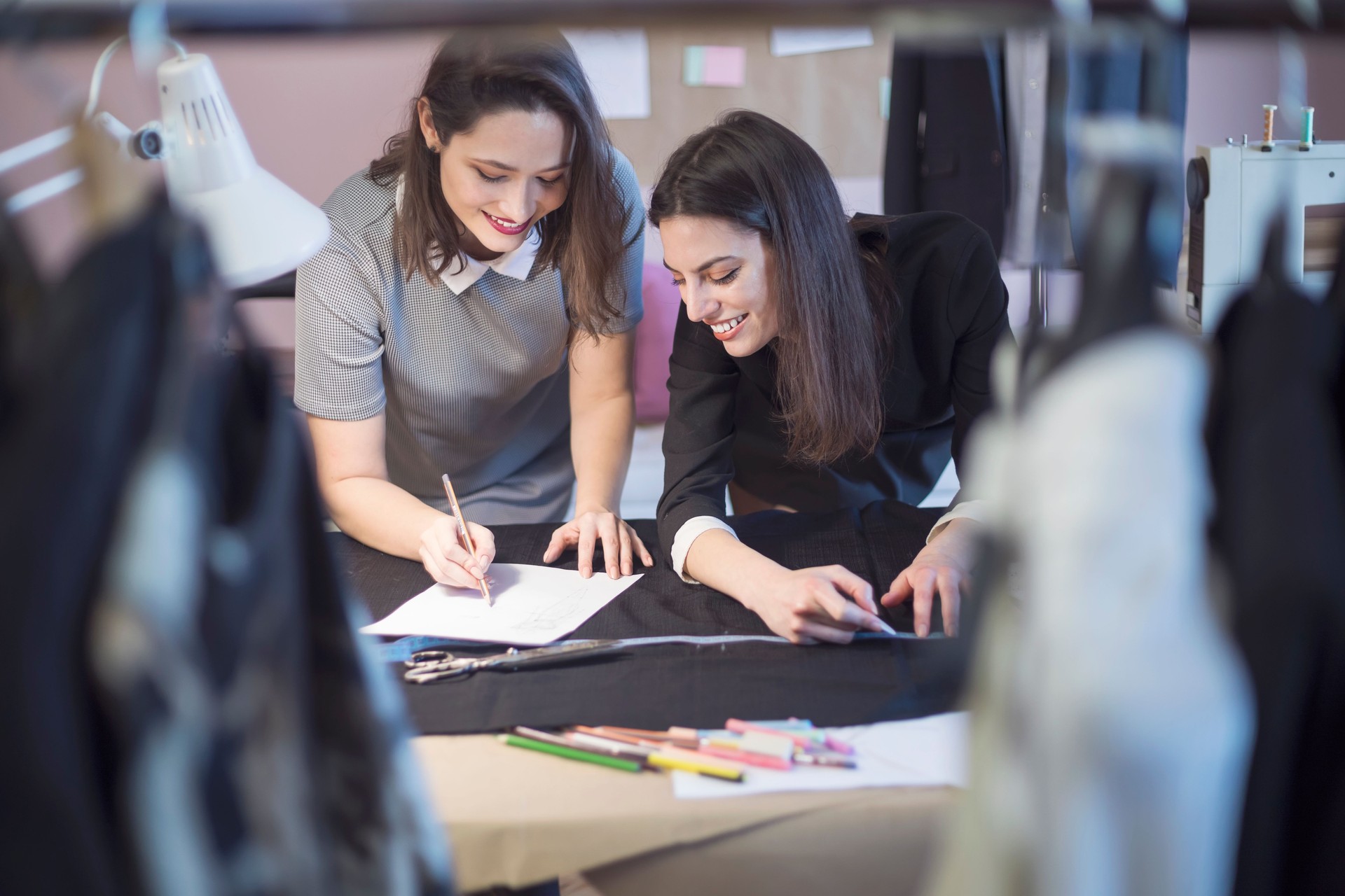Diseñadores de moda, trabajando en su estudio de arte