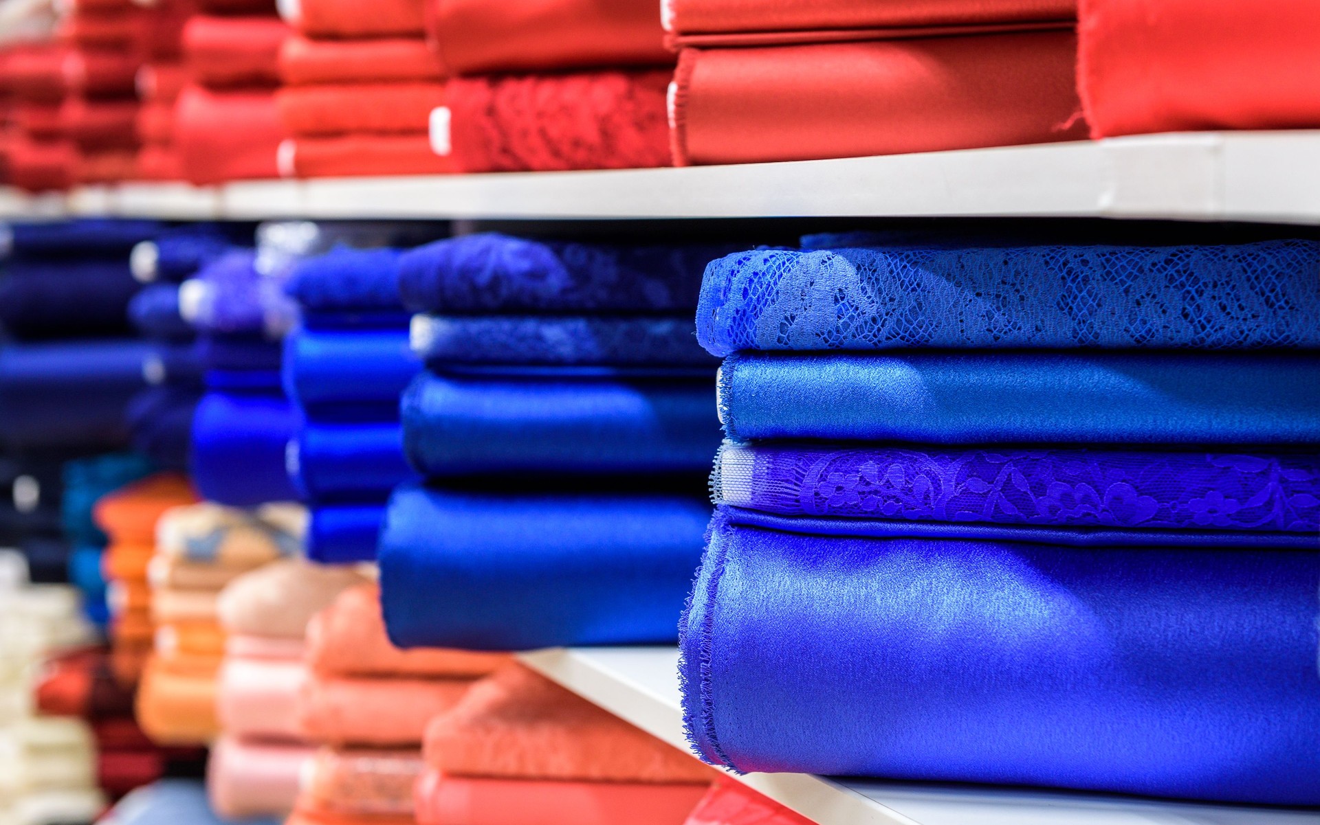 Rollos de tela textil en una fábrica y tienda de tienda