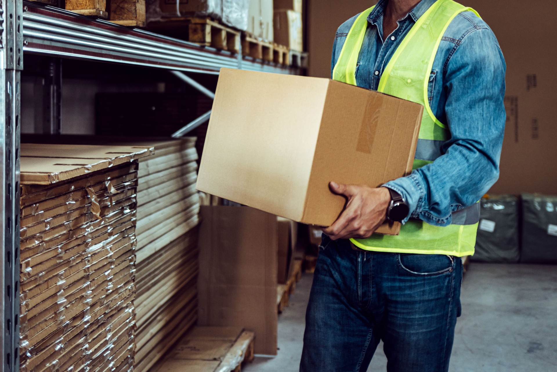 Trabajador masculino sosteniendo caja, proceso de entrega de envío, distribución comercial
